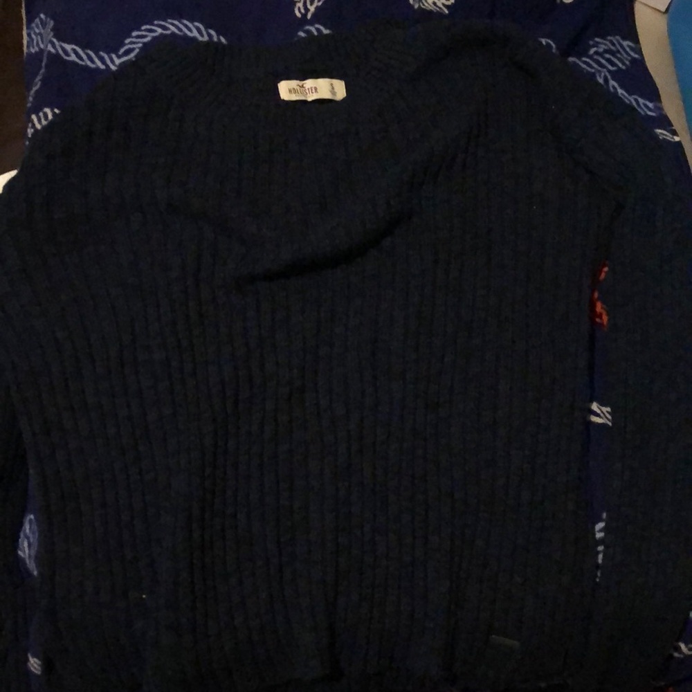 A navy sweater comfty